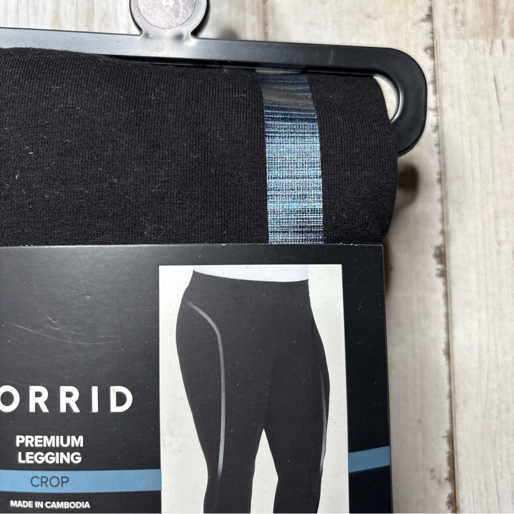 Torrid Premium Crop Leggings Foiled Deep Black
Size 4X (26) NWT! - Picture 3 of 15